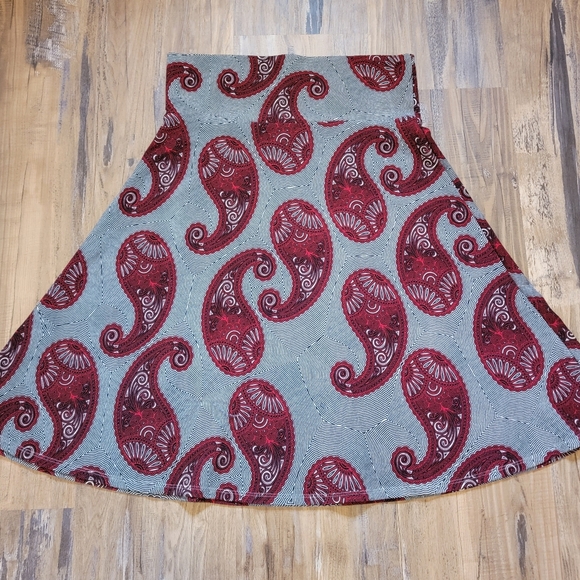 Lularoe Azure A-line Midi Skirt in Red & Black Paisley Print in Size XL - Picture 2 of 5